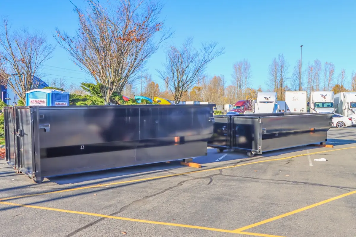 Professional dumpster rental service with roll-off container on residential driveway in San Buenaventura (Ventura)